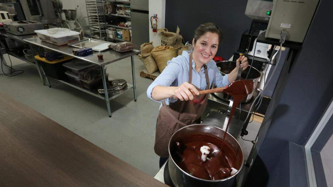 En este edificio de 1,200 pies cuadrados, en la Calle Ocho y la 27 Avenida, Carolina Quijano es la única persona en la ciudad que elabora el chocolate directamente del grano.