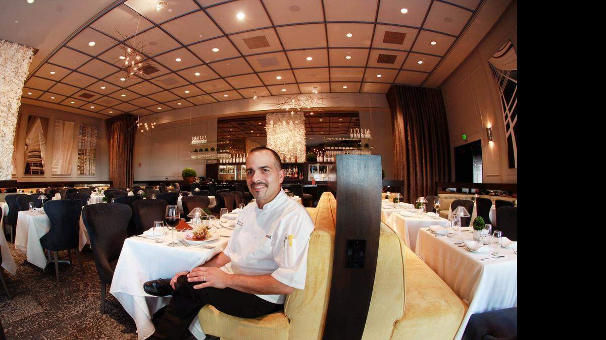 
El chef ejecutivo Héctor Torres del restaurante Brava!, en Ziff Ballet Opera House del Arsht Center.
