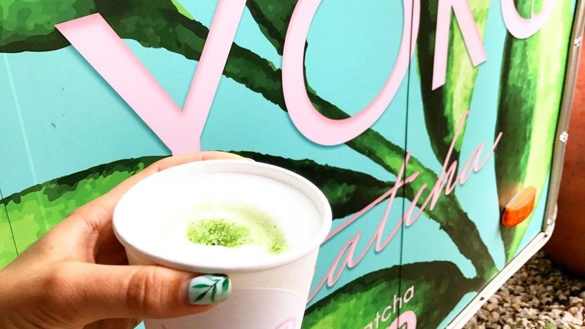 Matcha con Leche es una bebida de fusión latino-japonesa. Una especialidad de Yoko Matcha, un food truck en Wynwood Yard.