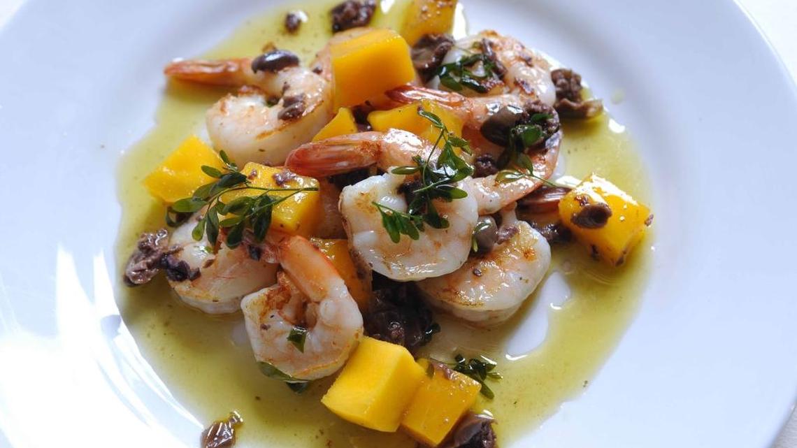 Un delicioso plato de camarones frescos, preparado por el chef Jeremias.