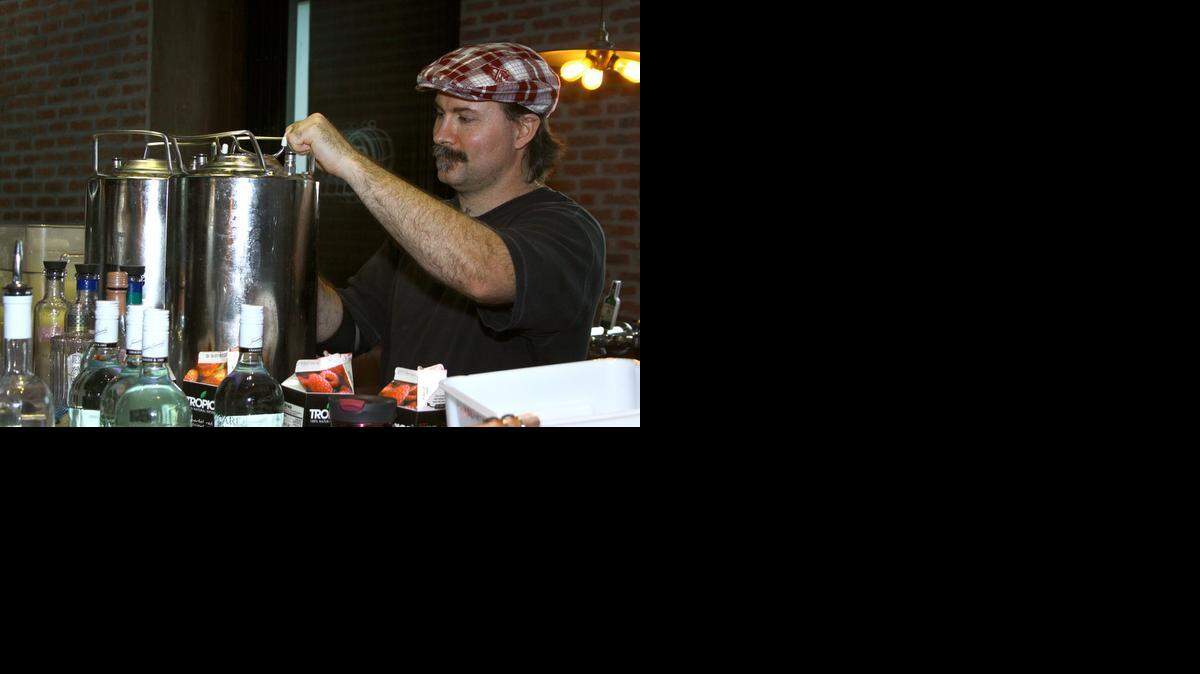 
El mixólogo James Hodges intensifica el sabor de los cocteles.
