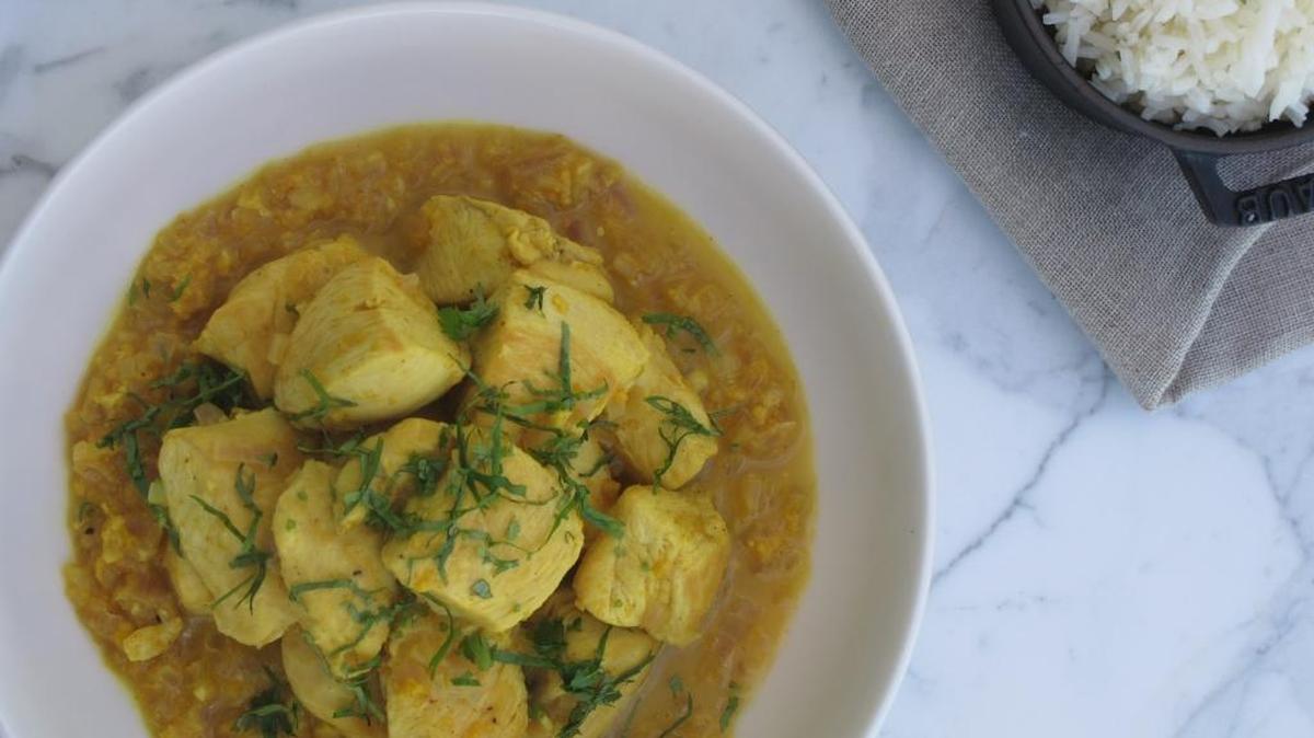 Pollo con yogur griego y curry.