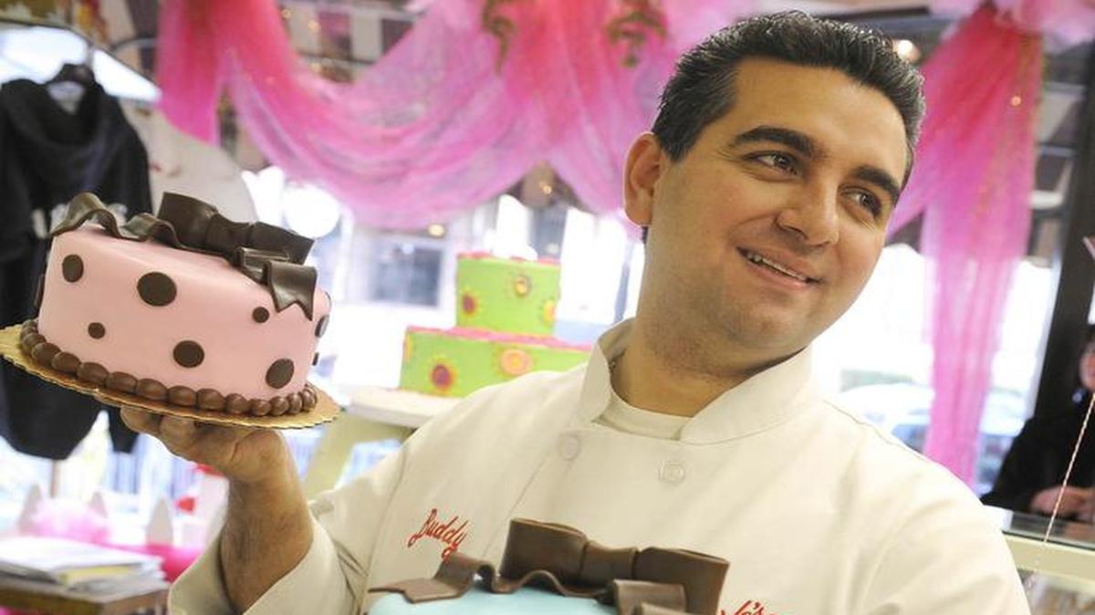 Buddy Valastro, conocido como “Cake Boss”, muestra algunos de los dulces hechos en su panadería, que atrae a 3,000 a 4,000 personas a la semana.