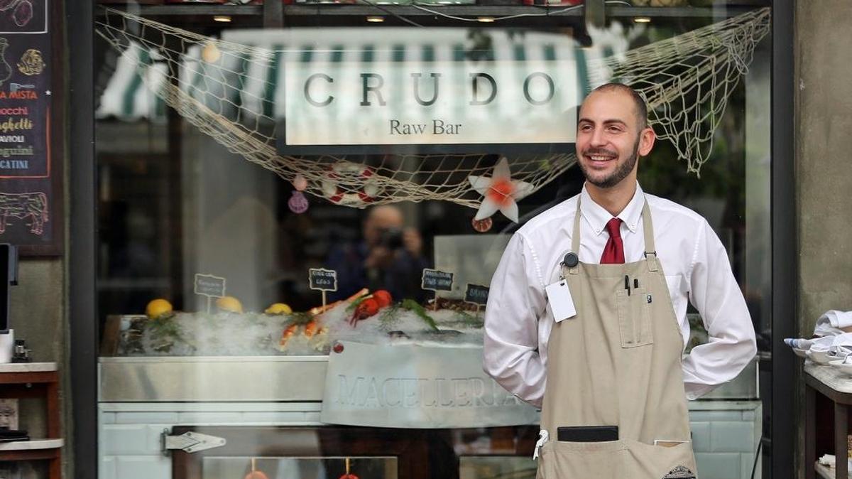 El camarero Alessandro, de Mercato della Pescheria les da la bienvenida a los comensales.