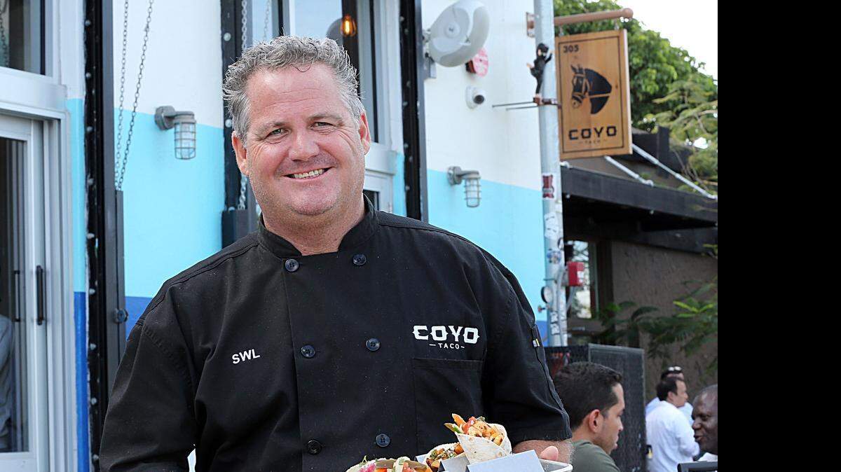 
Scott Linquist, chef ejecutivo de COYO Taco, muestra los deliciosos tacos recién hechos.
