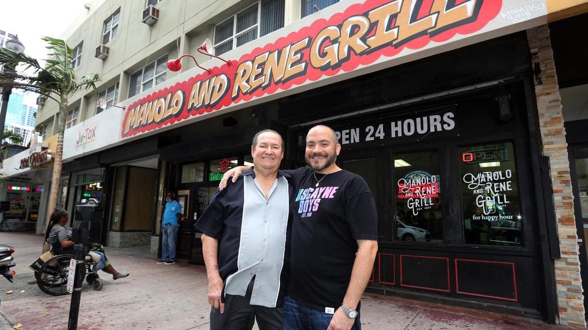 Manolo Lirio y su hijo Eddy frente al nuevo local de Manolo y René Grill, en el 281 NE 1st St., en el downtown de Miami.