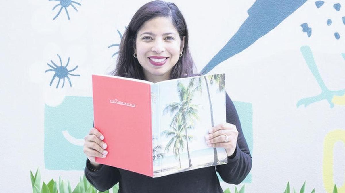 La bloguera gastronómica y turística puertorriqueña Jessica van Dop DeJesus presenta su libro, The Dining Traveler Guide to Puerto Rico, una guía para visitantes y locales que resalta en fotos y textos emblemáticos lugares, platos típicos y paisajes de la isla.