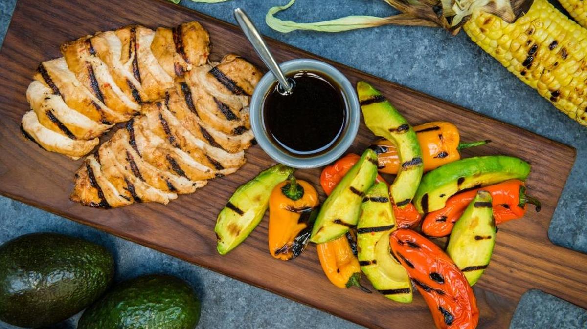Pollo a la parrilla glaseado a la miel con aguacates.