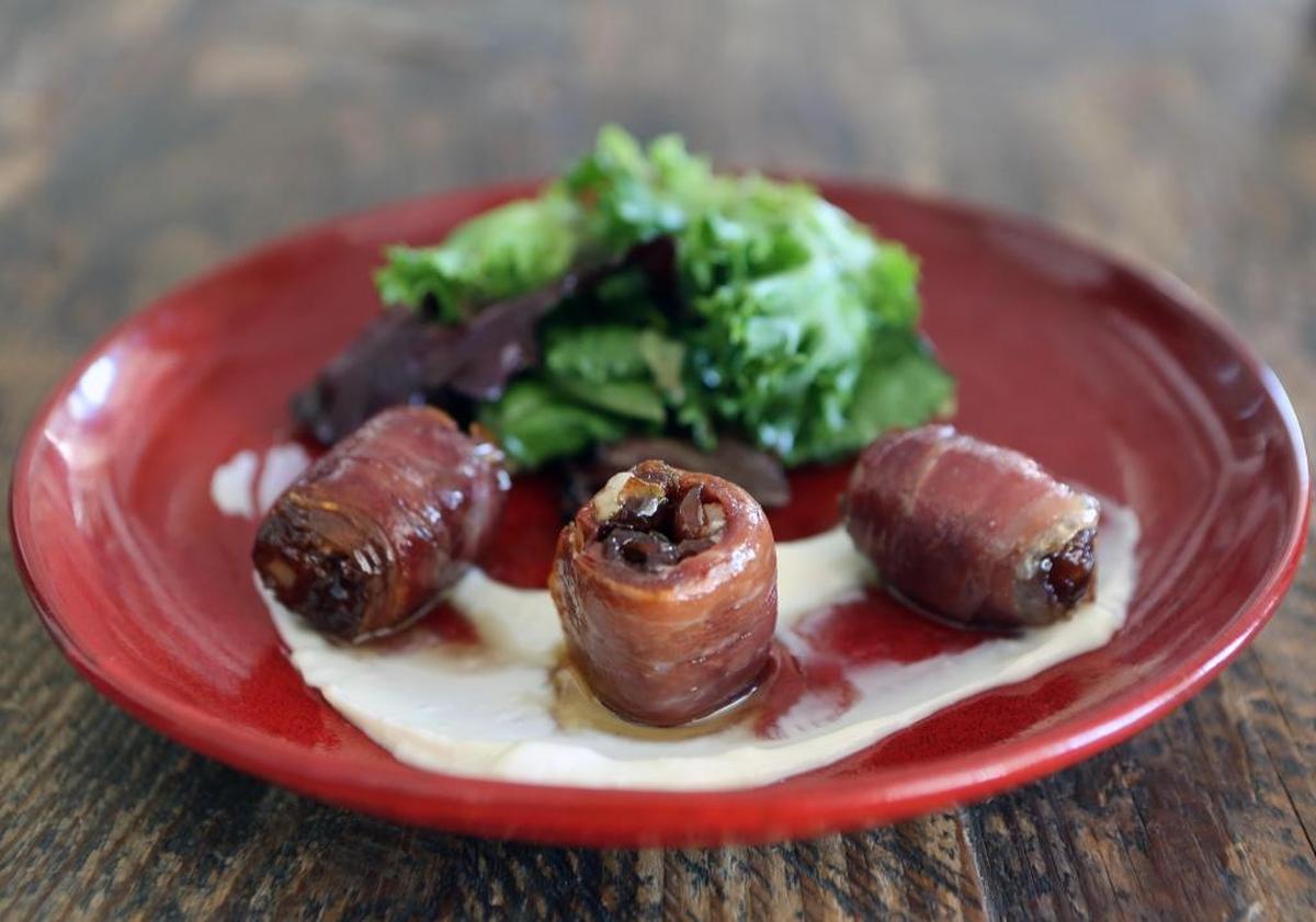 Dátiles asados con queso manchego y jamón de Bayona.