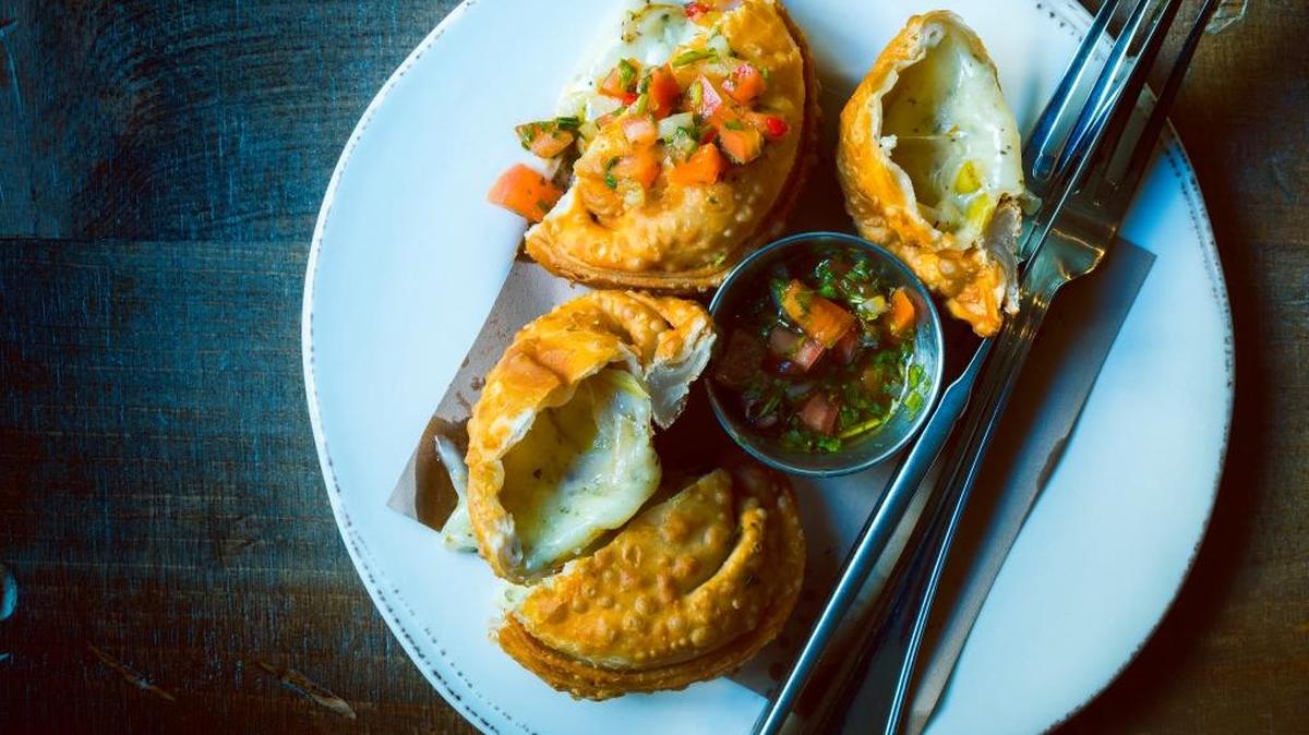 Empanadas de queso y cebollas.