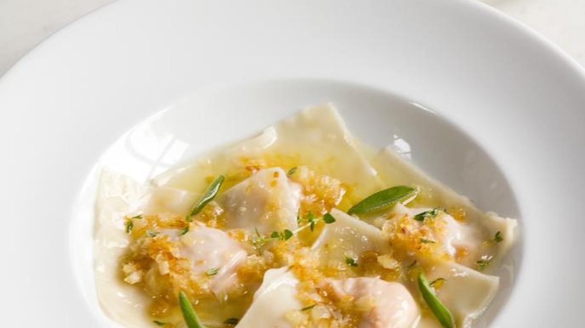 Raviolis de calabaza, queso y miel de agave.