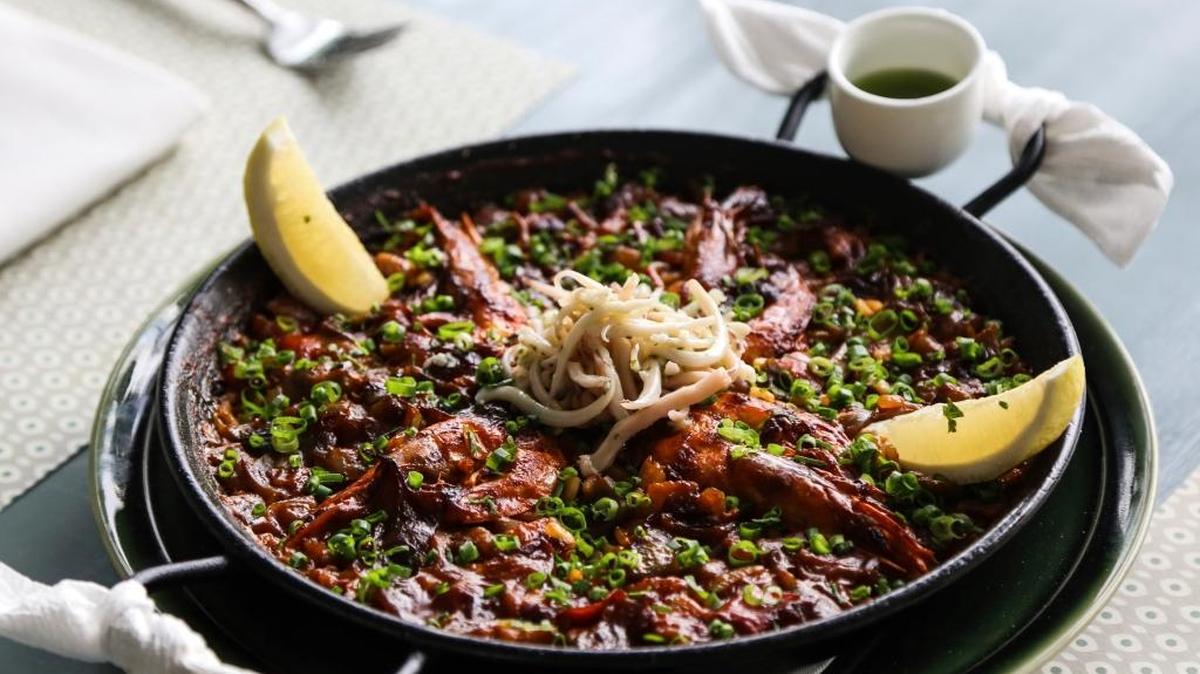 Vista de una paella servida en el restaurante O'Kitchen, de Holey, que gestionan los cocineros Diego Rossini y Gastón Palacios, dos chefs argentinos que sortearon la crisis económica de su país y luego la de España se han abierto camino a base de paellas y ceviches, al frente de un restaurante de cocina mediterránea en Bangladesh que en un año se ha convertido en referente en Dacca. En un país donde muchos de sus 160 millones de habitantes comen hasta tres veces arroz al día no es tan sencillo como podría parecer colocar la paella y otros platos clásicos de la cocina española y occidental.