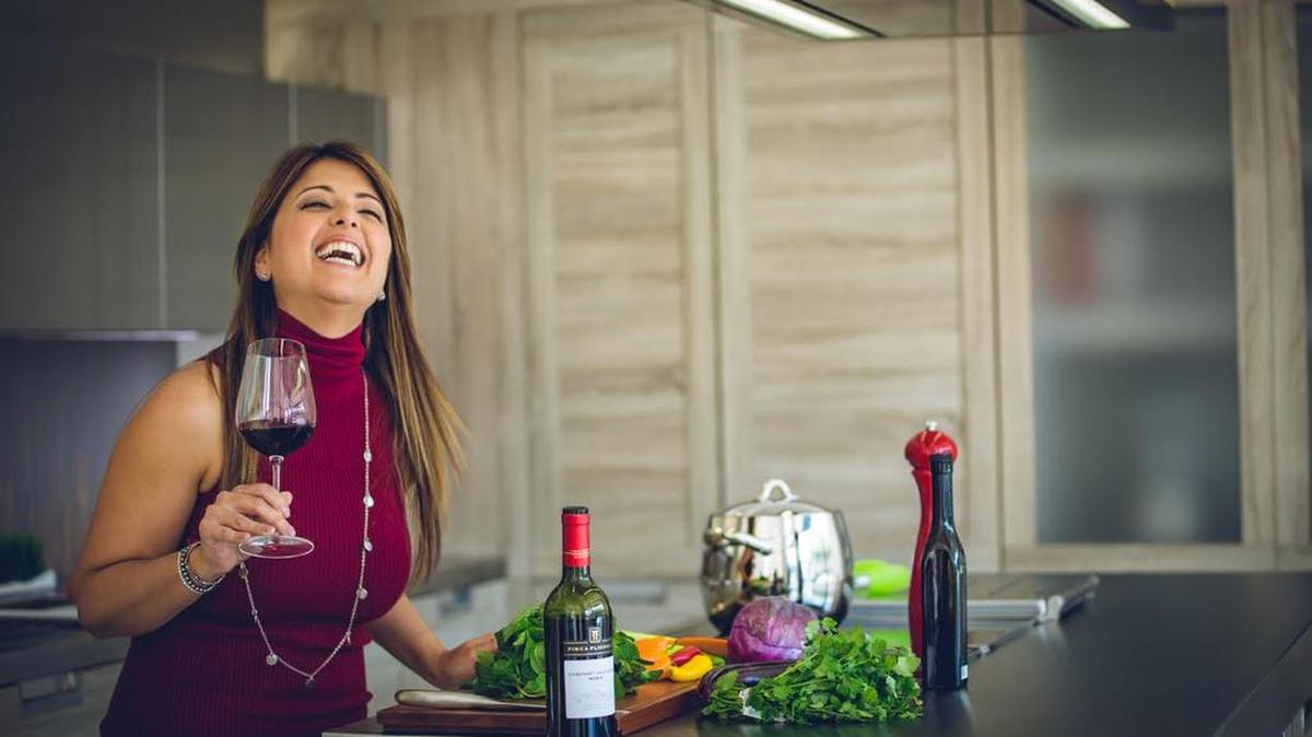 A la hora de elegir el vino para la cena, recuerda que el vino que complementa el aperitivo, no necesariamente será el que vaya bien con el plato principal o el postre.