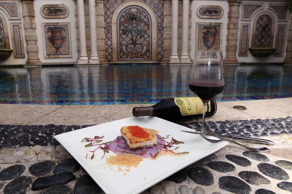 Atlantic Sea Bass, un plato del chef Thomas Stewart quien delineó un menú que rinde tributo a Gianni Versace con ofertas que reflejan sus gustos personales y estilo.