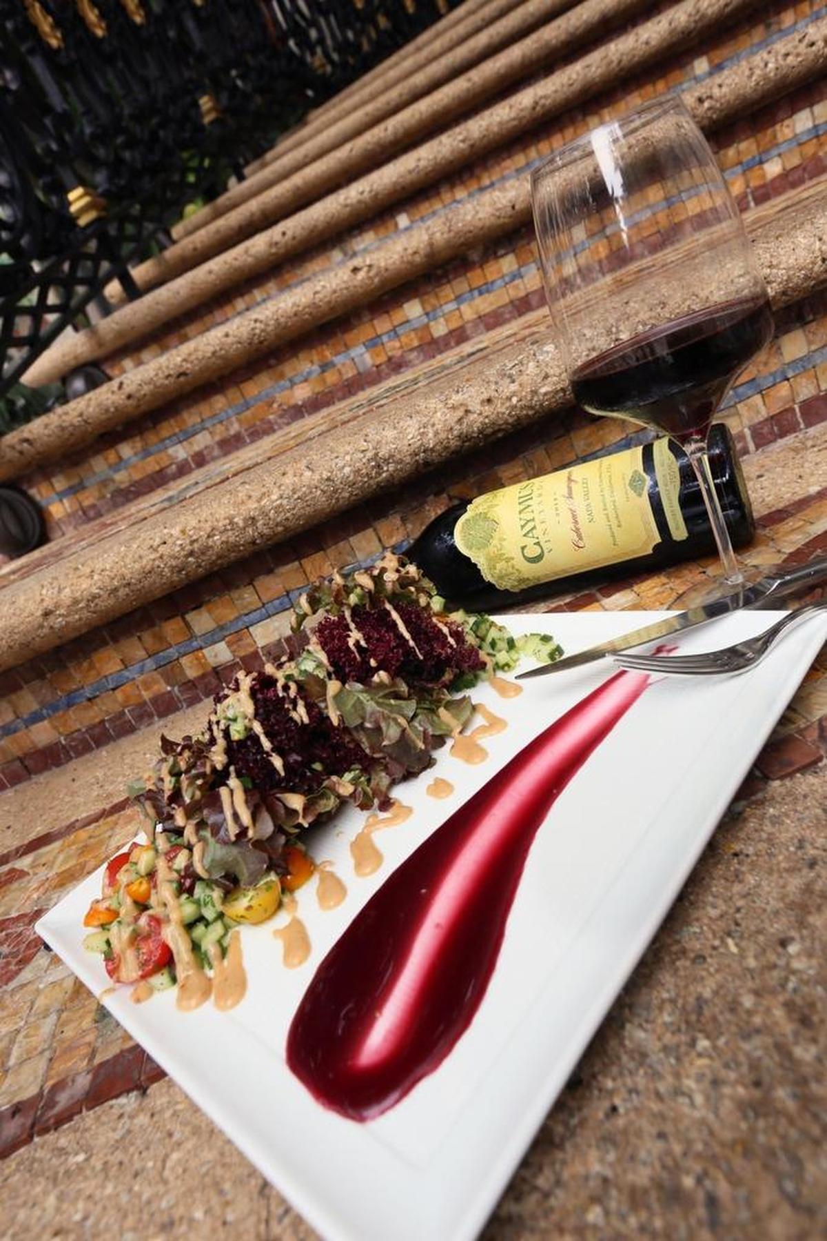 Insalata Gianni, con verduras frescas orgánicas, pepinos y vinagreta de tomates lambrusco.