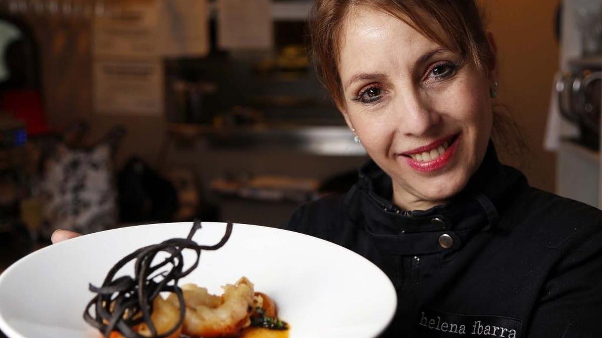 La chef Ibarra con uno de sus platos: ‘Los enredos de Helena’, este de Camarones con picante árabe.