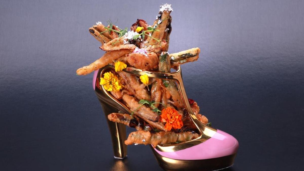Vegetales tempurizados presentados en un elegante tacón rosa y dorado.