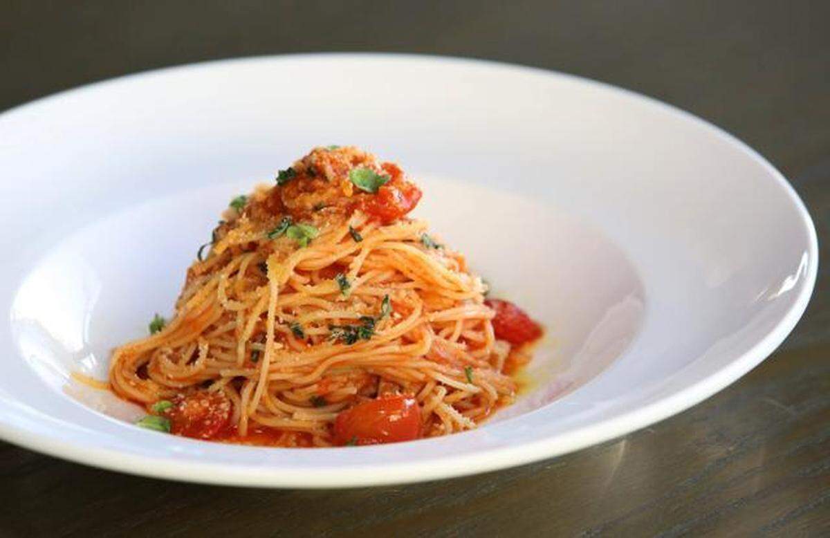 Capellini con pasta de tomate, albahaca y queso.