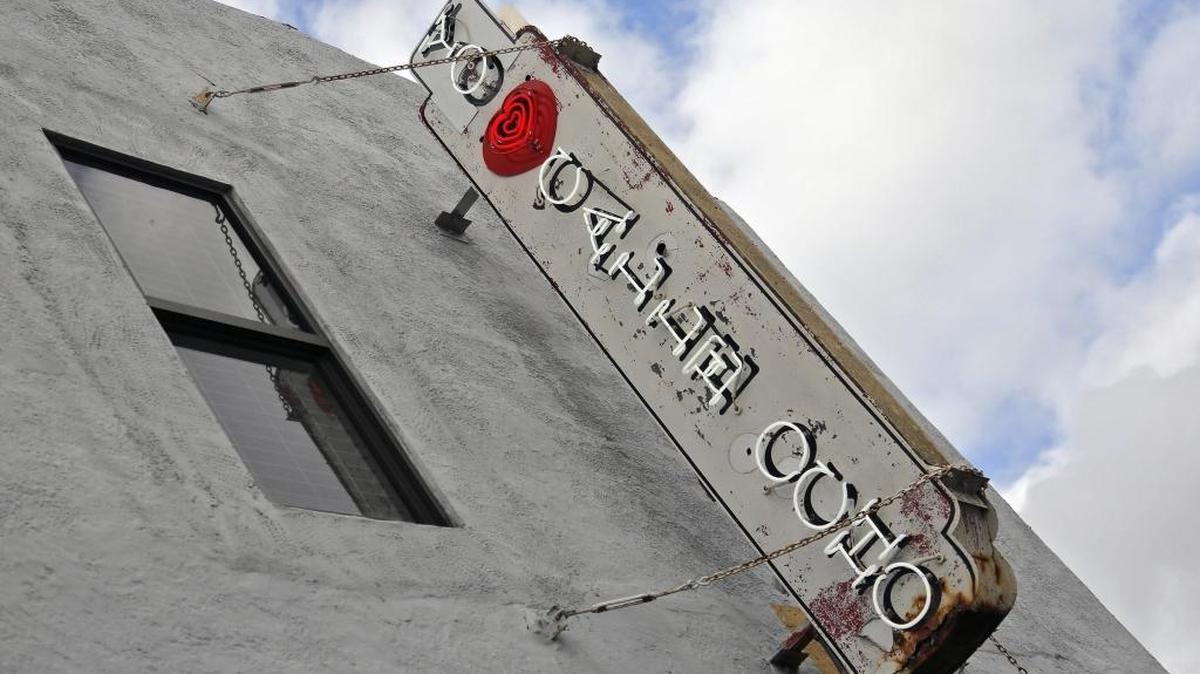 El cartel de Union Beer Store trasmite el mensaje que han adoptado los nuevos negociantes de Calle Ocho.