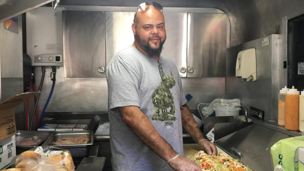 Yamel Pérez, cocinero del "Key West Conch Shack $ Grill". Pérez comentó que "a la gente lo que más le llama la atención es cómo es que se puede hacer una fusión de comida así en un camión".