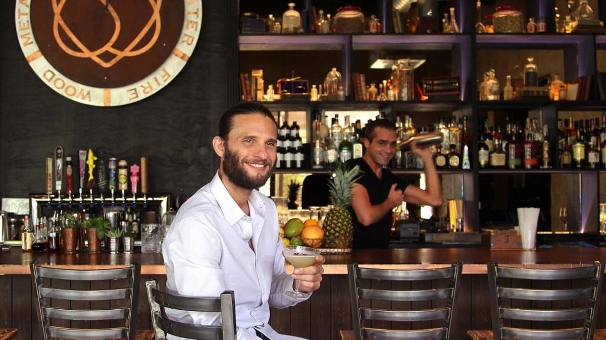 Jason Gordon, CEO de Soul Tavern, muestra el coctel Kyoto Cool.