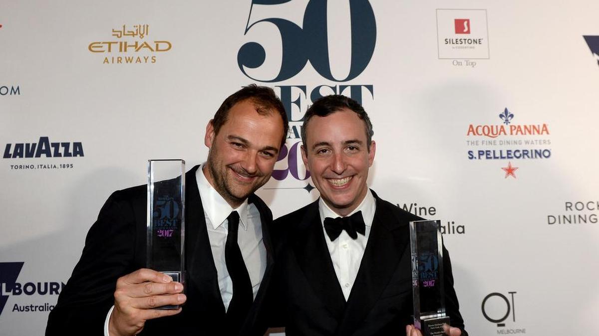 Daniel Humm y Will Guidara posan con sus trofeos después de ganar el premio al mejor restaurante del mundo en los 50 mejores restaurantes del mundo en Melbourne el 5 de abril de 2017.