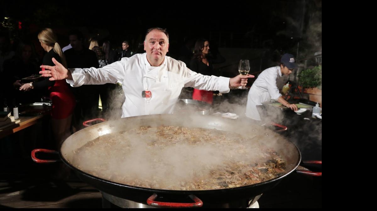 El chef José Andrés será el anfitrión de Paellas y Tapas en el área de la piscina del Hotel SLS el 23 de febrero.