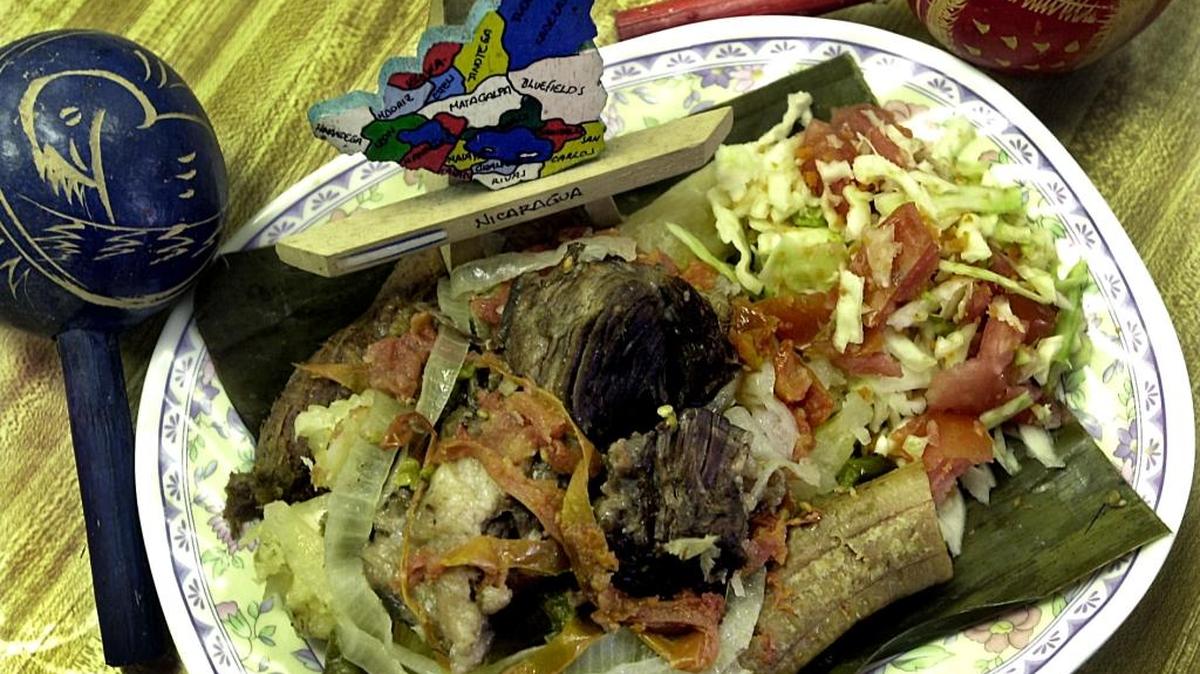 Arropa tu proteína en la hoja de plátano, como si fuera un burrito. Agrega sal, pimienta, aceite de oliva y hierbas frescas o secas. Esto concentra el aroma y sabor.