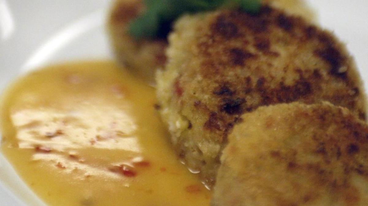 Los crabcakes hechos con dos tipos de salsa Tai, mantequeilla y crema pueden ser pareados con un vino como el Blandy de 10 años Sercial Madeira.