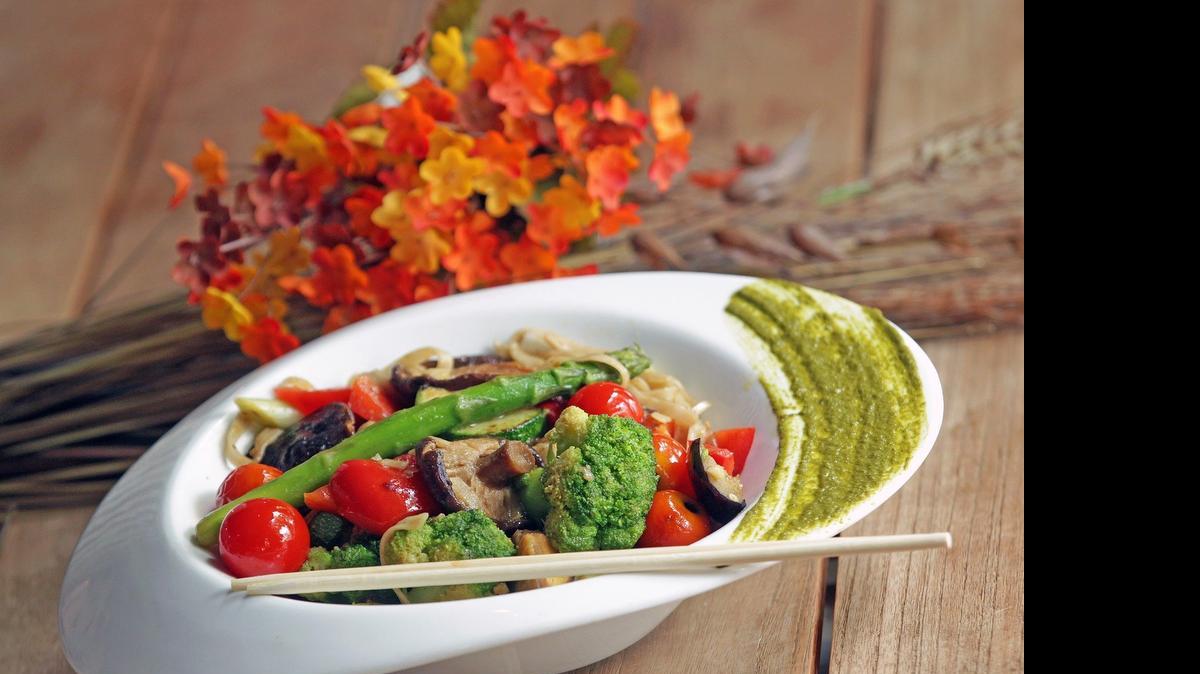 
Samuiwok, una deliciosa receta que lleva mariscos y tallarines asiáticos y vegetales salteados deliciosa.

