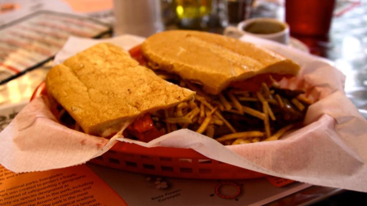 Pan con bistec repleto de papitas fritas en Enriqueta’s.