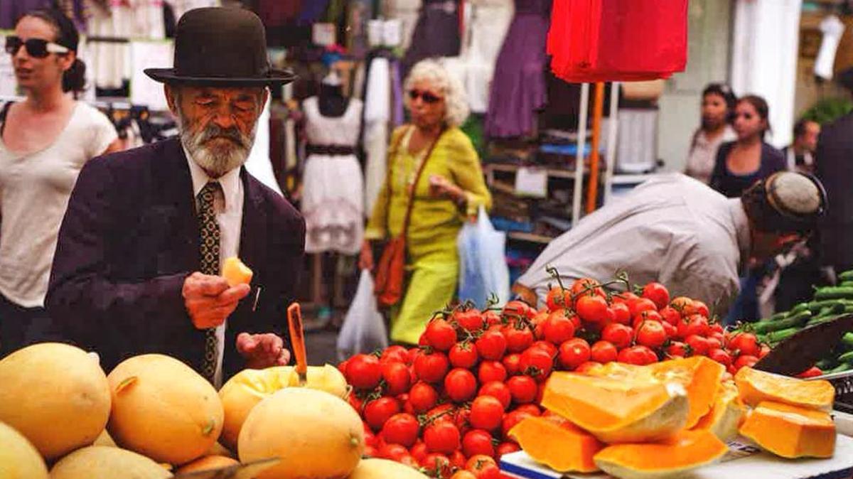 Un israelí compra en uno de los mercados de Jerusalén tomates para hacer una sopa.
