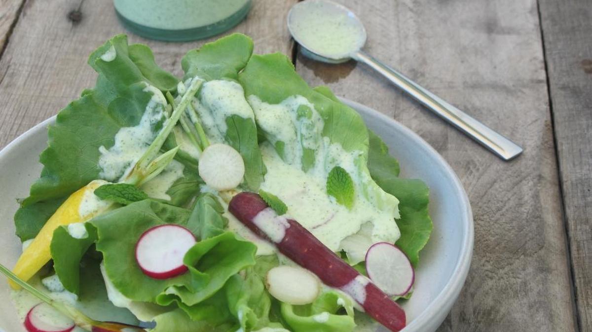 Añade un delicioso y cremoso adrezo a tu ensalada.