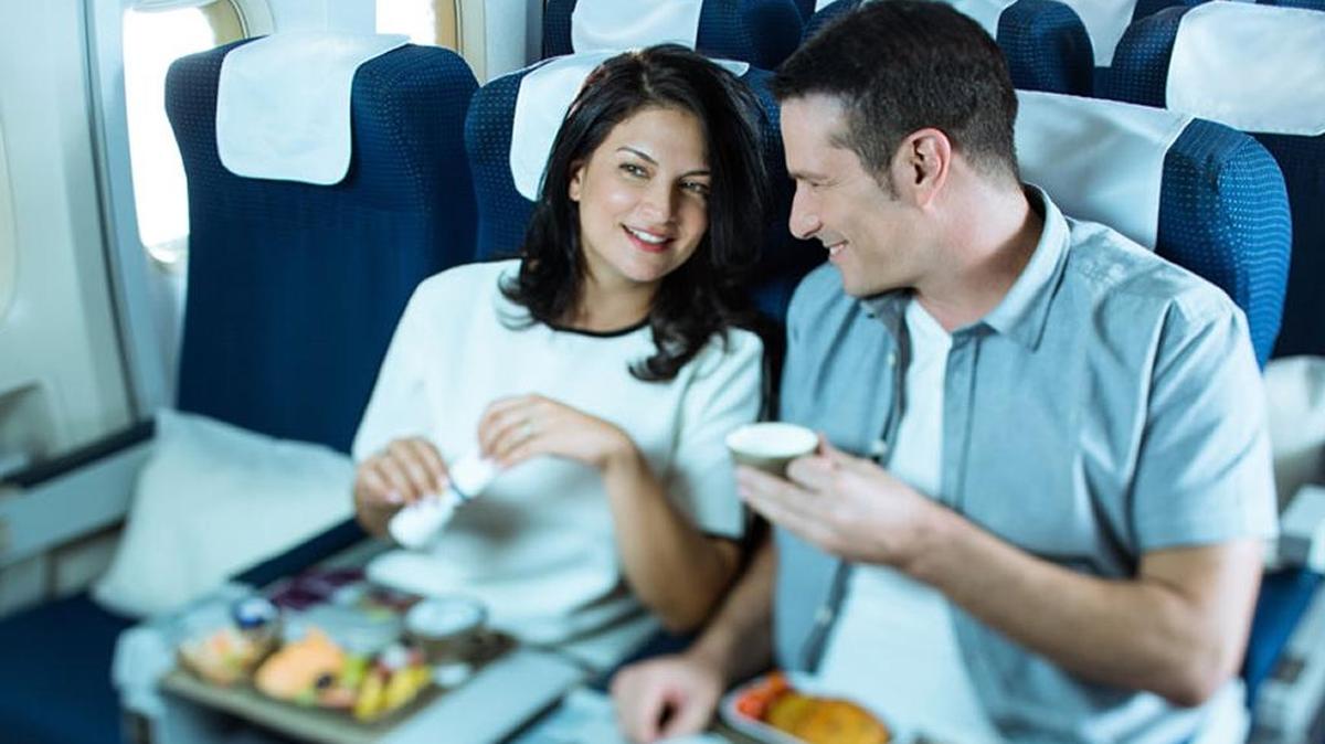 Llévate tus ‘snacks’. La comida del avión tiene mucha sal que te hincha como un globo. Empaca frutas frescas, almendras o ‘cashews’ sin sal.