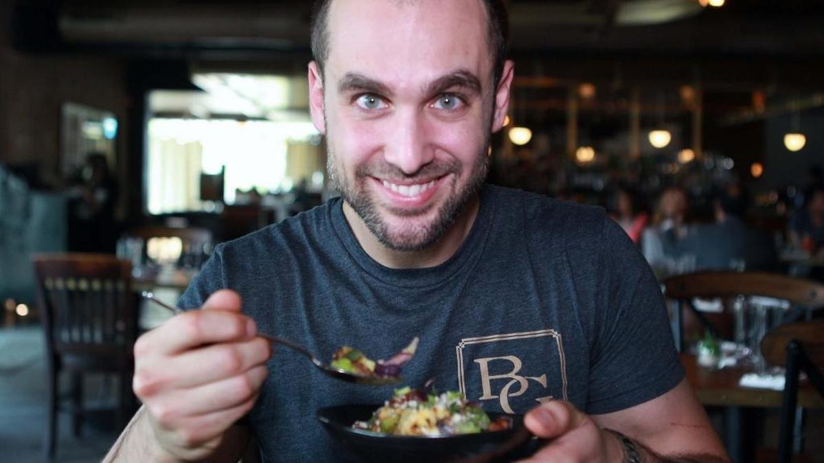 El chef Brian Nasajon de Beaker & Gray con su especialidad de coliflor.