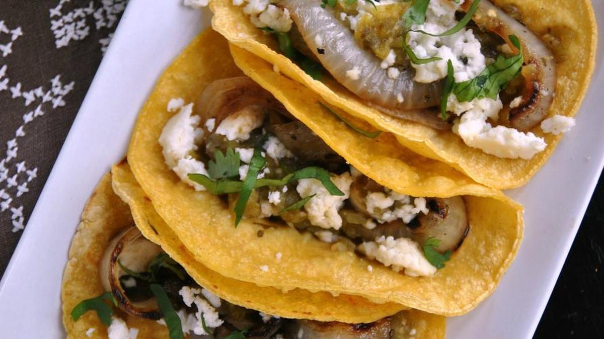 tacos de cebollas a la parrilla.