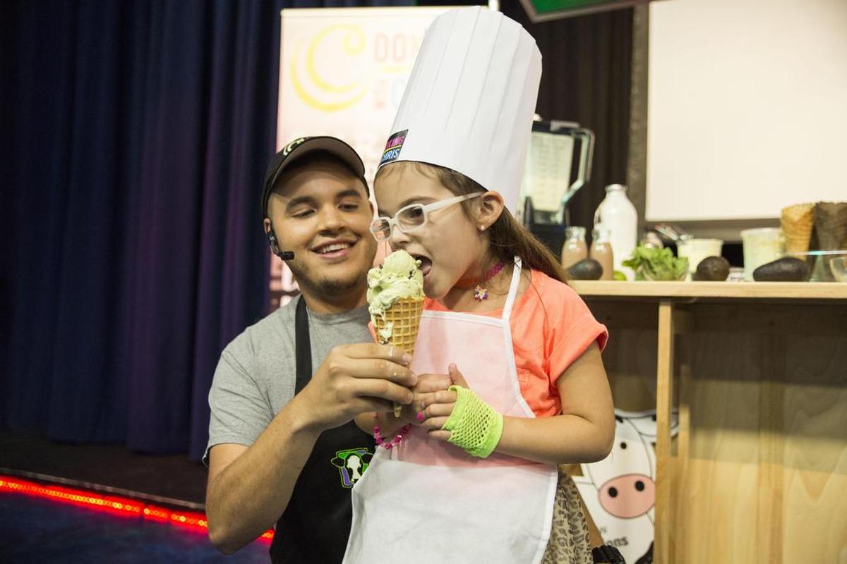 Gabriela Tunermann se come un helado de aguacate preparado por el Chef Chris Valdes (I) durante la celebración del Día Nacional del Helado en el Miami Children's Museum en Miami, el domingo 16 de julio de 2017. Foto de archivo.