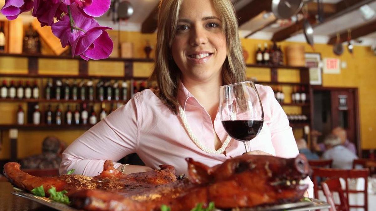 Beatriz Magarino muestra el Cochinillo Asado al Horno.