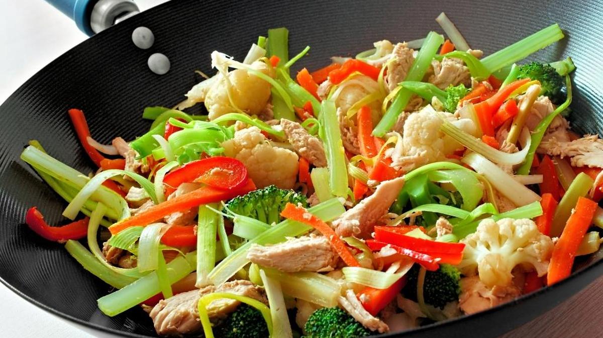 Se puede saltear prácticamente cualquier ingrediente. Solo deben ser trozos pequeños: carne de cerdo, res, aves, ternera, cordero y hasta pescados firmes, mariscos, granos, pastas y todo tipo de vegetales.