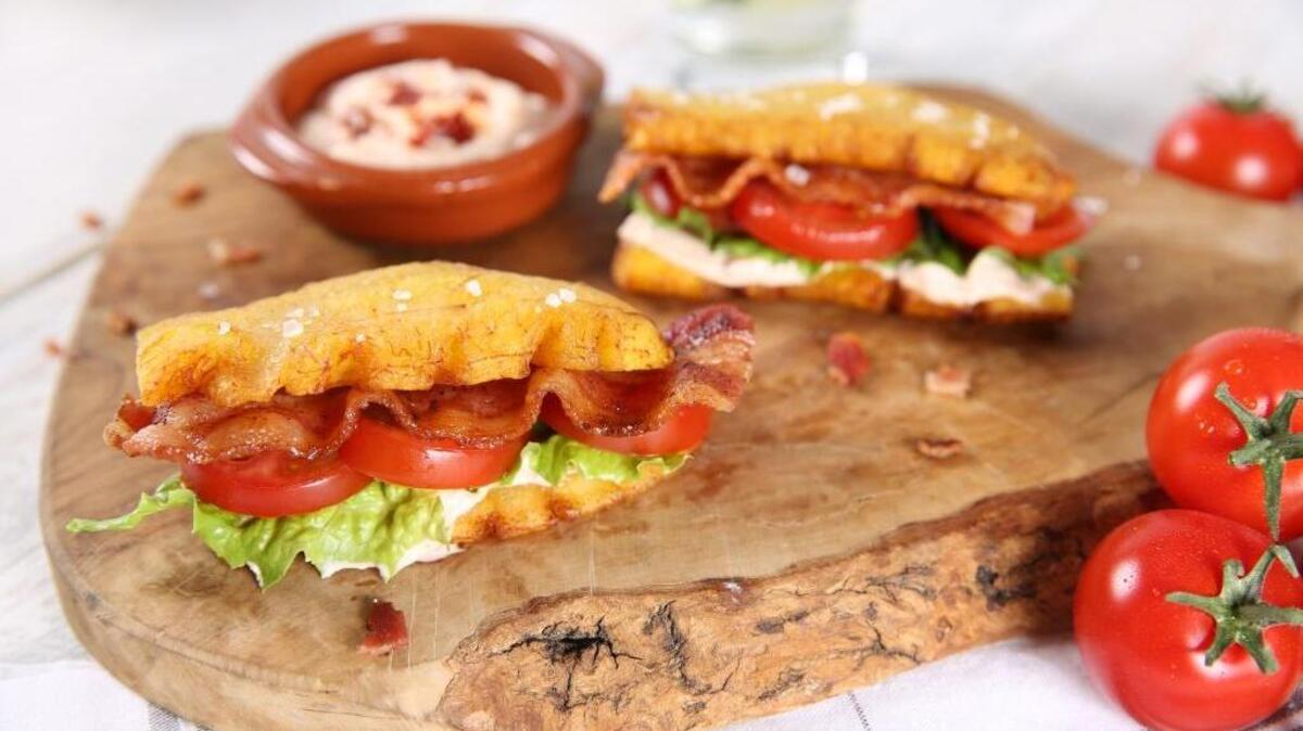 Jibarito de tocino, lechuga y tomate con chipotle mayo.