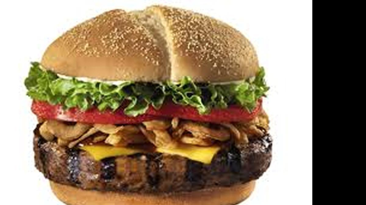 
Los expertos en salud opinan que deleitarse con la clásica hamburguesa no tiene por qué echar por la borda una alimentación sana. 
