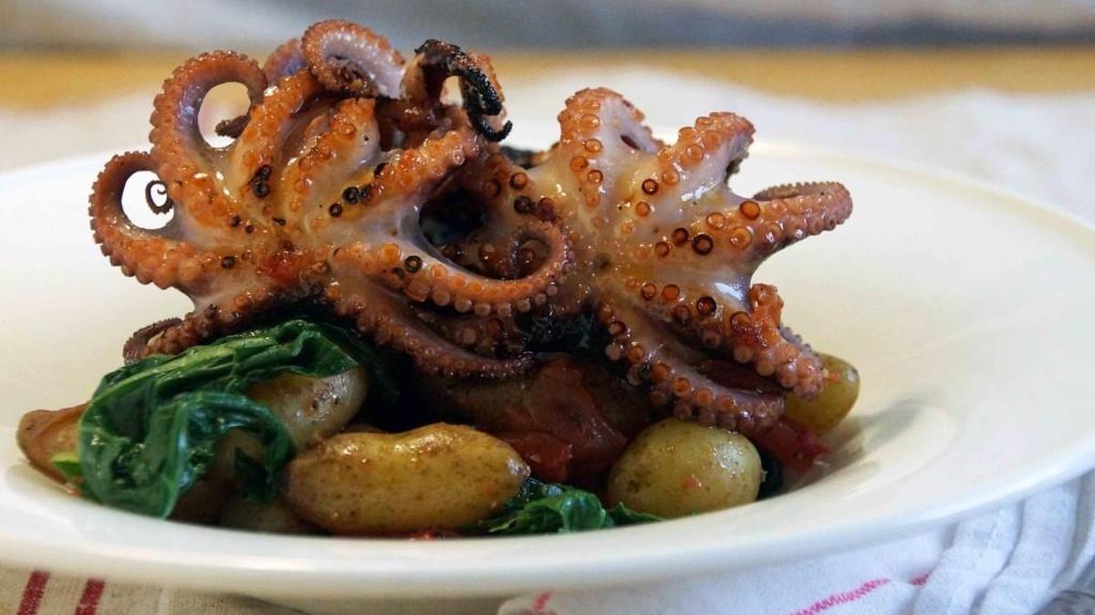 
Pulpo espolvoreado con sal gorda y pimentón, servido con papas. 

