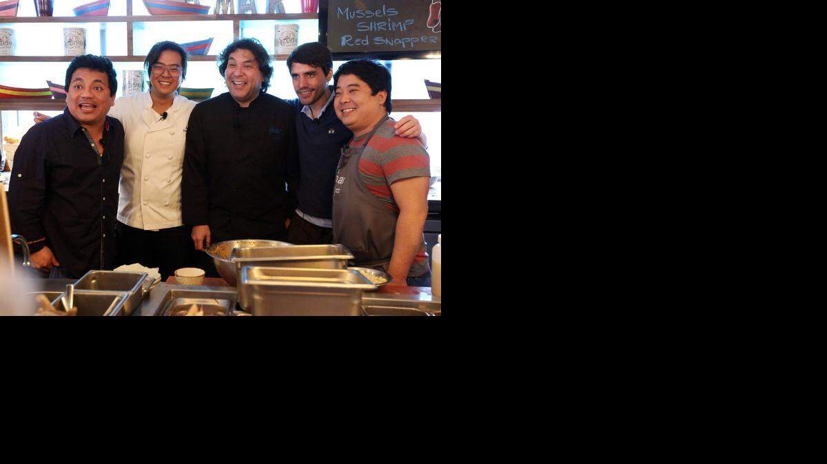 
Los integrantes de la Pandilla de la leche de Tigre, de izquierda a derecha, Héctor Solis (Fiesta), Diego Oka (chef ejecutivo de La Mar by Gaston Acurio), Gaston Acurio, Virgilio Martinez (Central), Micha Tsumura (Maido) en La MAr, en el Mandarin Oriental de Miami.
