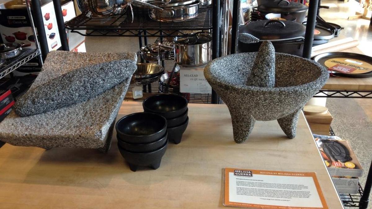Molcajetes, muy utilizados para hacer guacamole se pueden comprar en mexgrocer.com