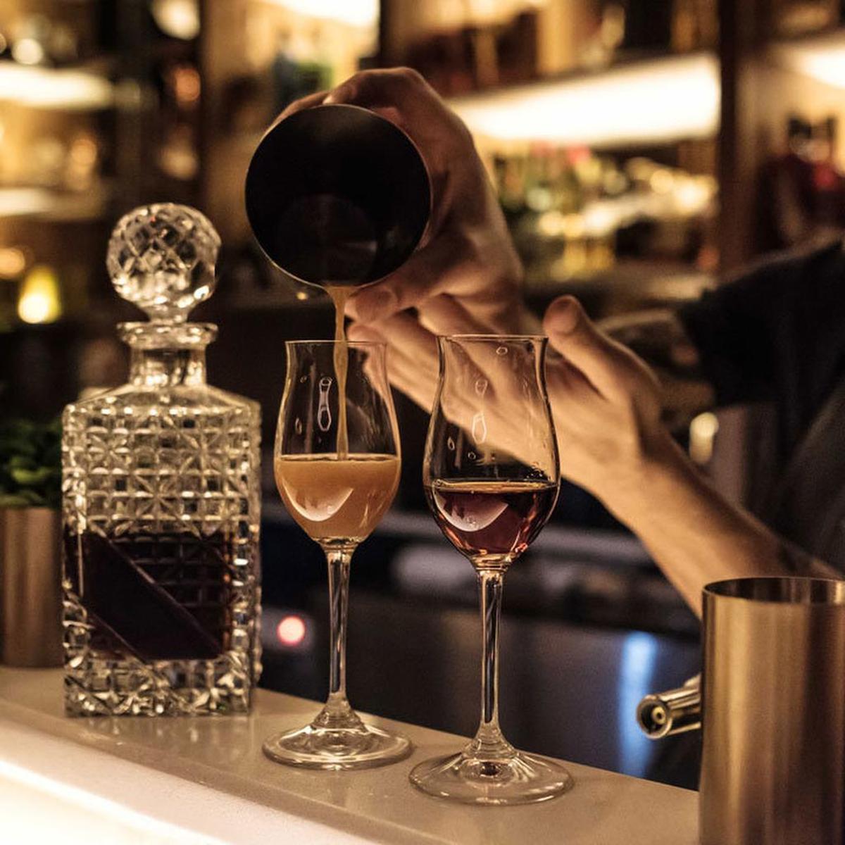 Un barman prepara el trago conocido como ‘Admiral’ en el bar Bad Luck de Detroit.