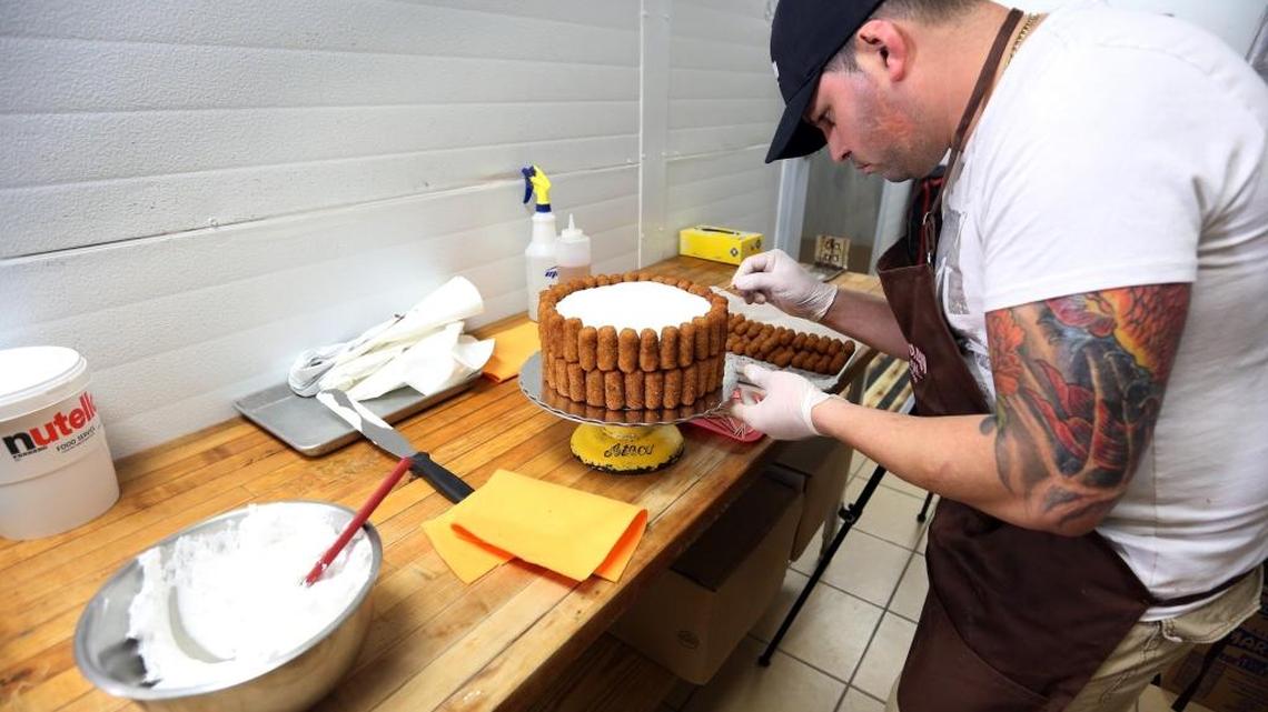 Maikel Rodriguez, elabora pacientemente un cake de croquetas en BreadMan Miami, en Hialeah.
