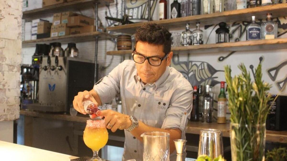 Detrás de la barra, los ‘bartenders’ crean cocteles artesanales.