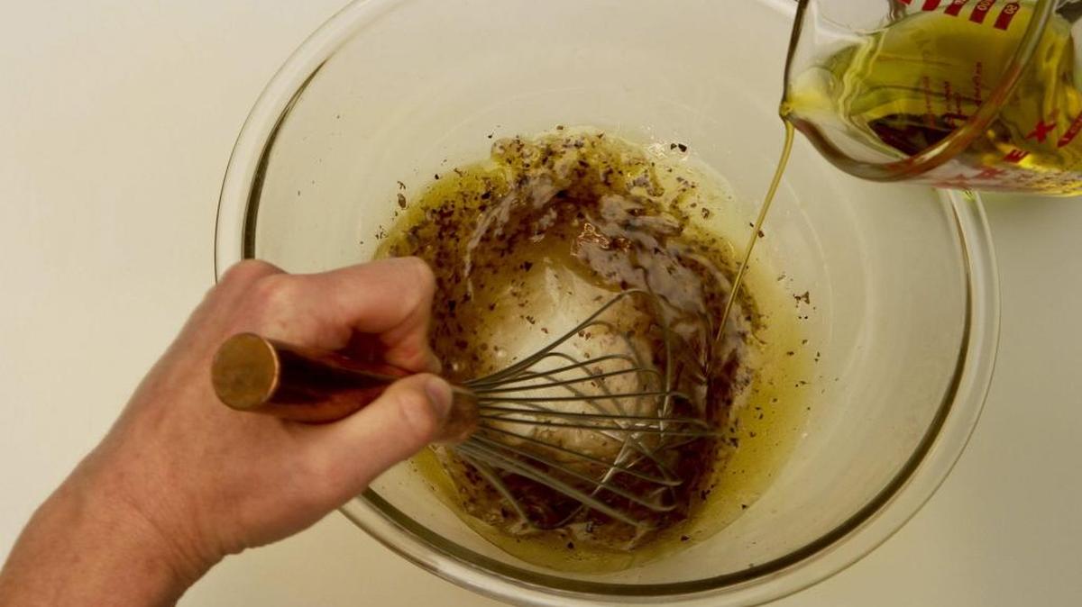 El aceite de oliva tiene fecha de expiración y por cierto, no más de 12-18 meses. Se oxida con el tiempo, la luz y el calor, así que trata de comprar alguno que venga en botella oscura y guárdalo lejos del calor de la estufa.