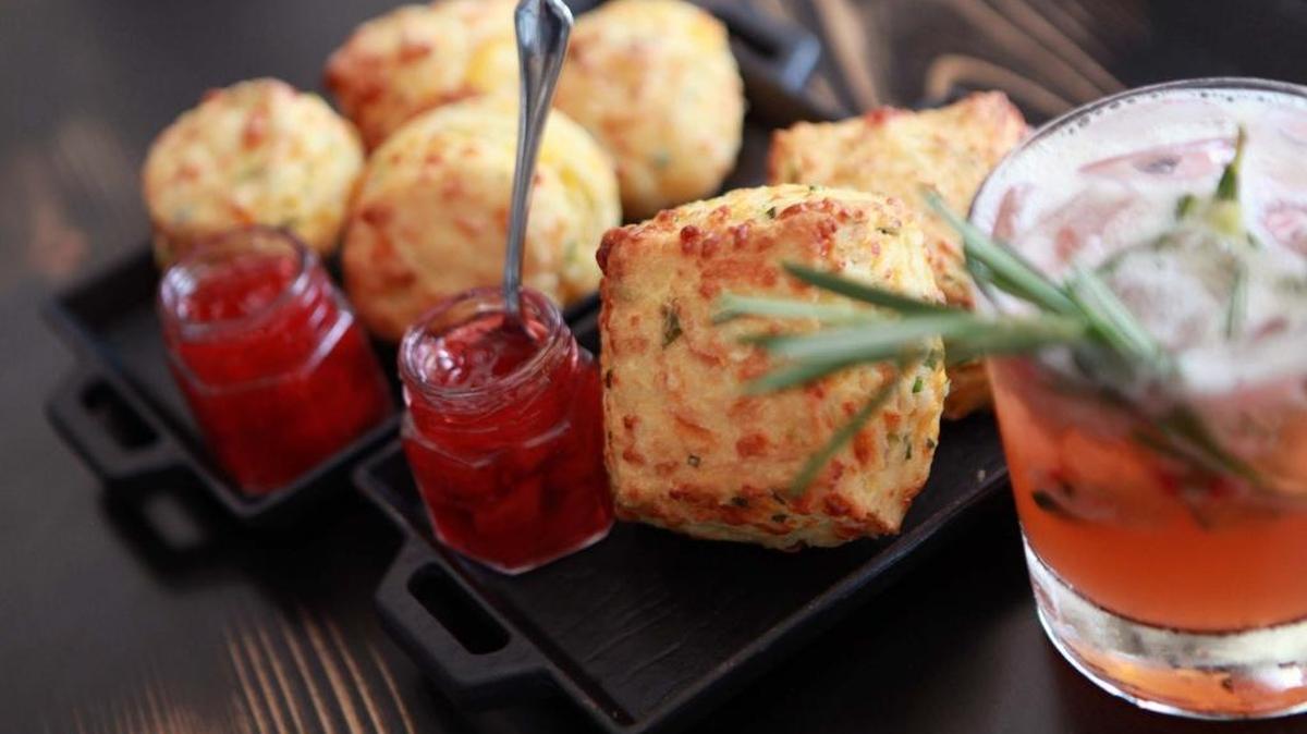 Panecillos de queso y cebolletas combinados con conserva de fresa hecha en casa.