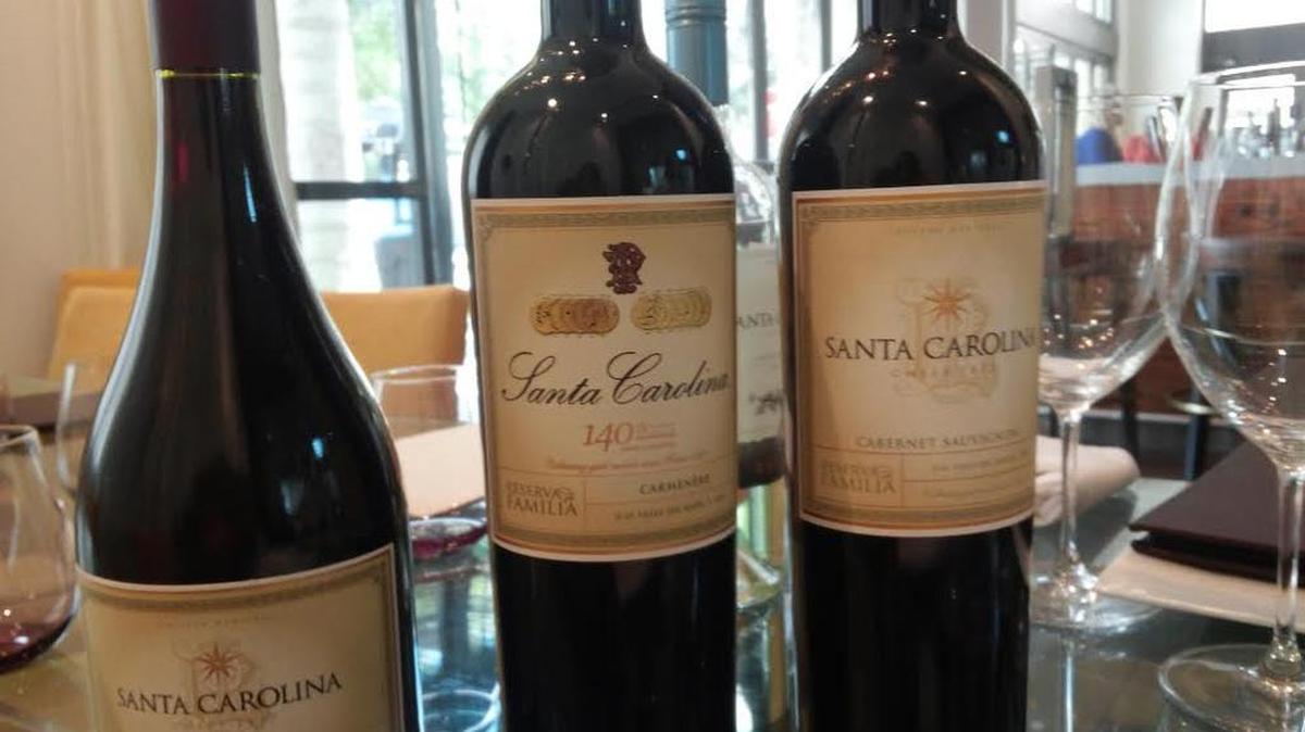 Estas botellas muestran las nuevas etiquetas que distinguen los vinos Reserva de Familia de Santa Carolina.